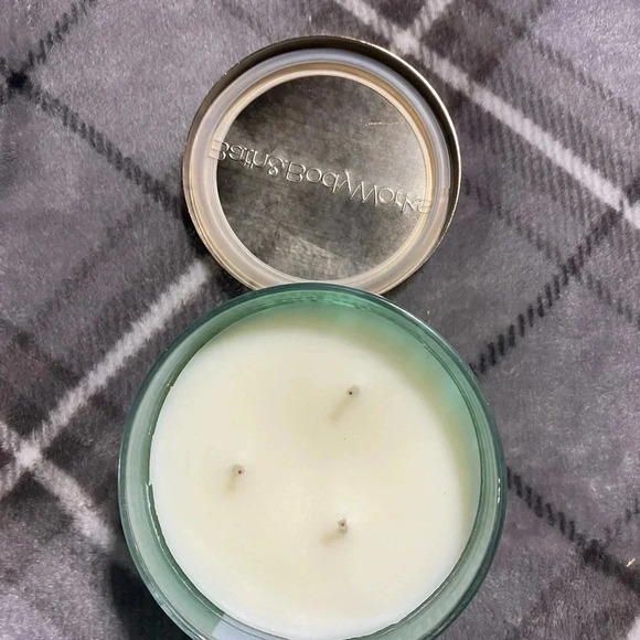 Bath & Body Works Peppermint Hot Chocolate 3-Wick Candle - New - Picture 2 of 3